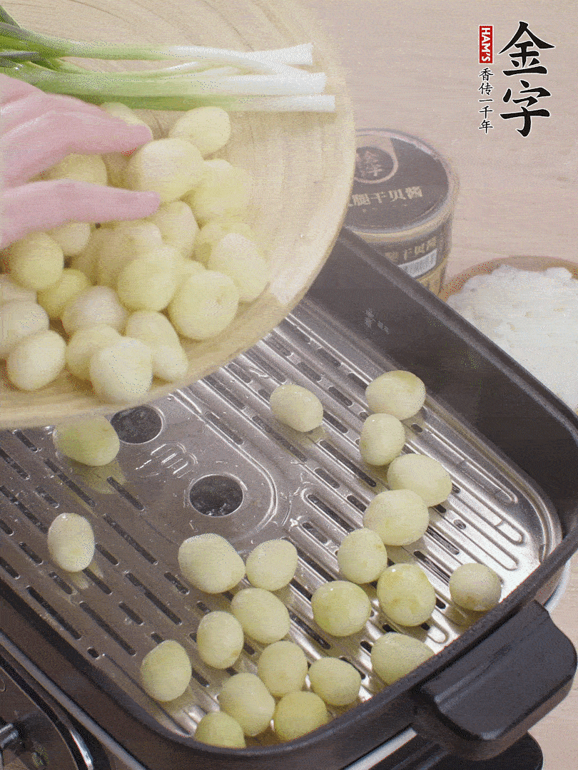 去皮小土豆蒸熟。