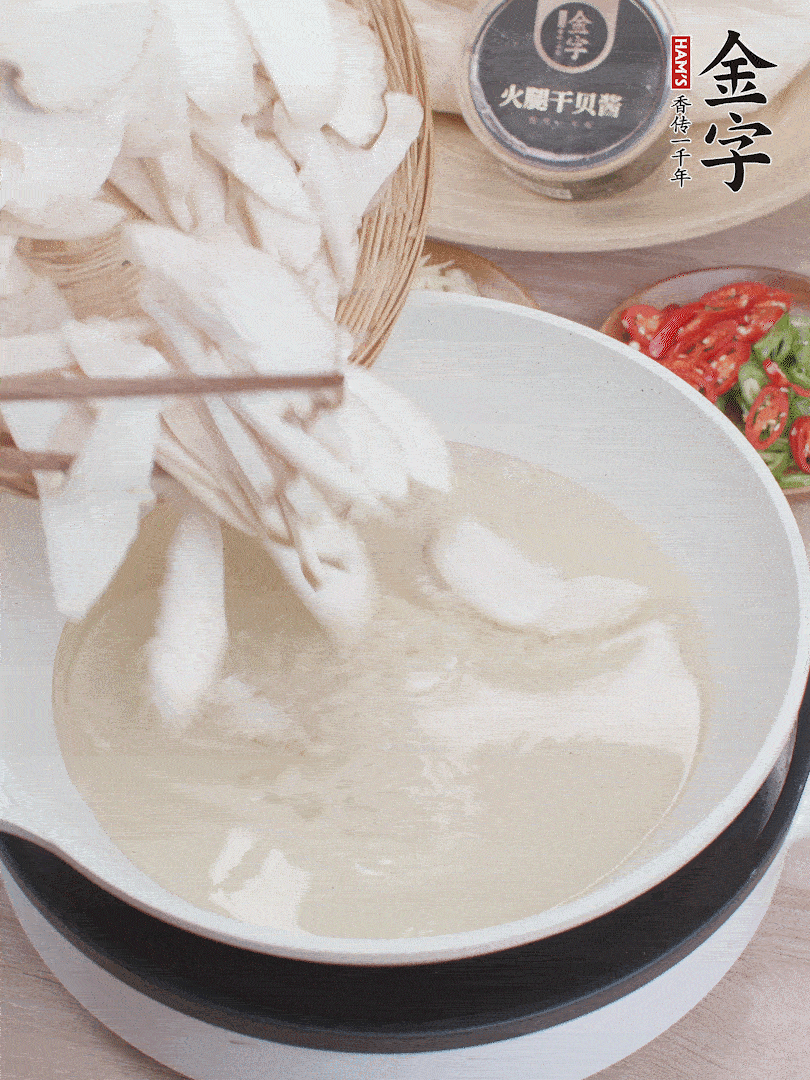 杏鮑菇切成片，油溫7層熱炸2分鐘。