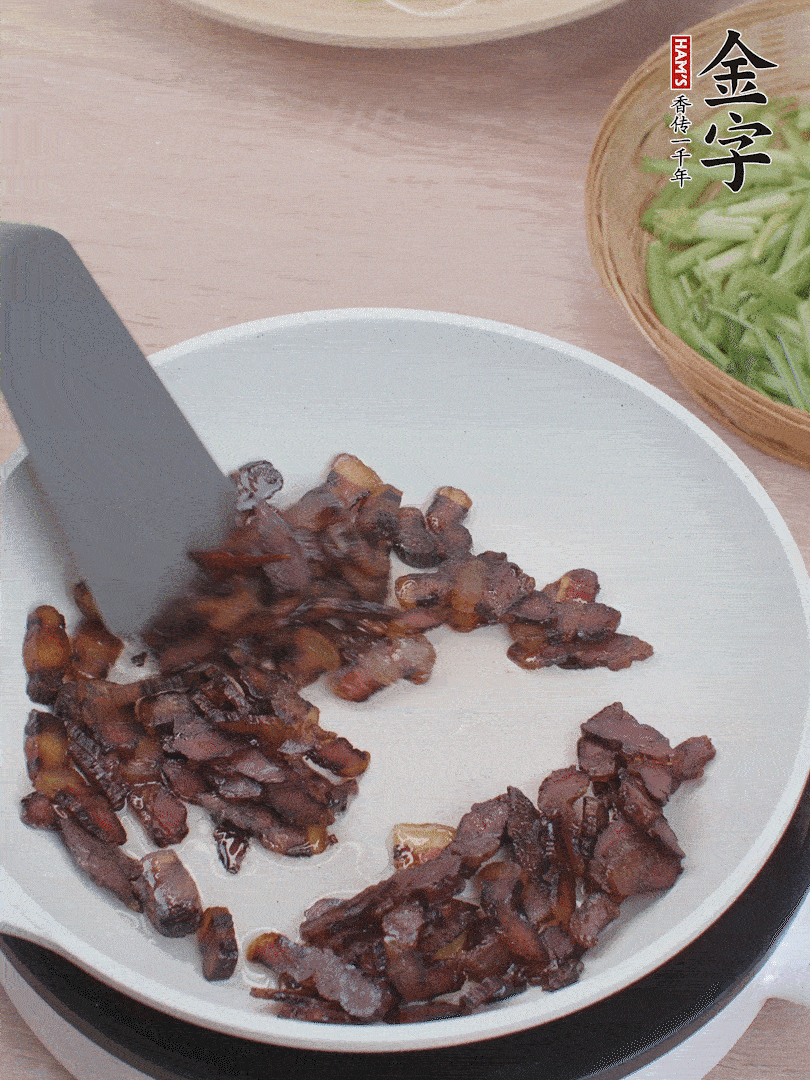 起鍋熱油，煸香醬油肉。