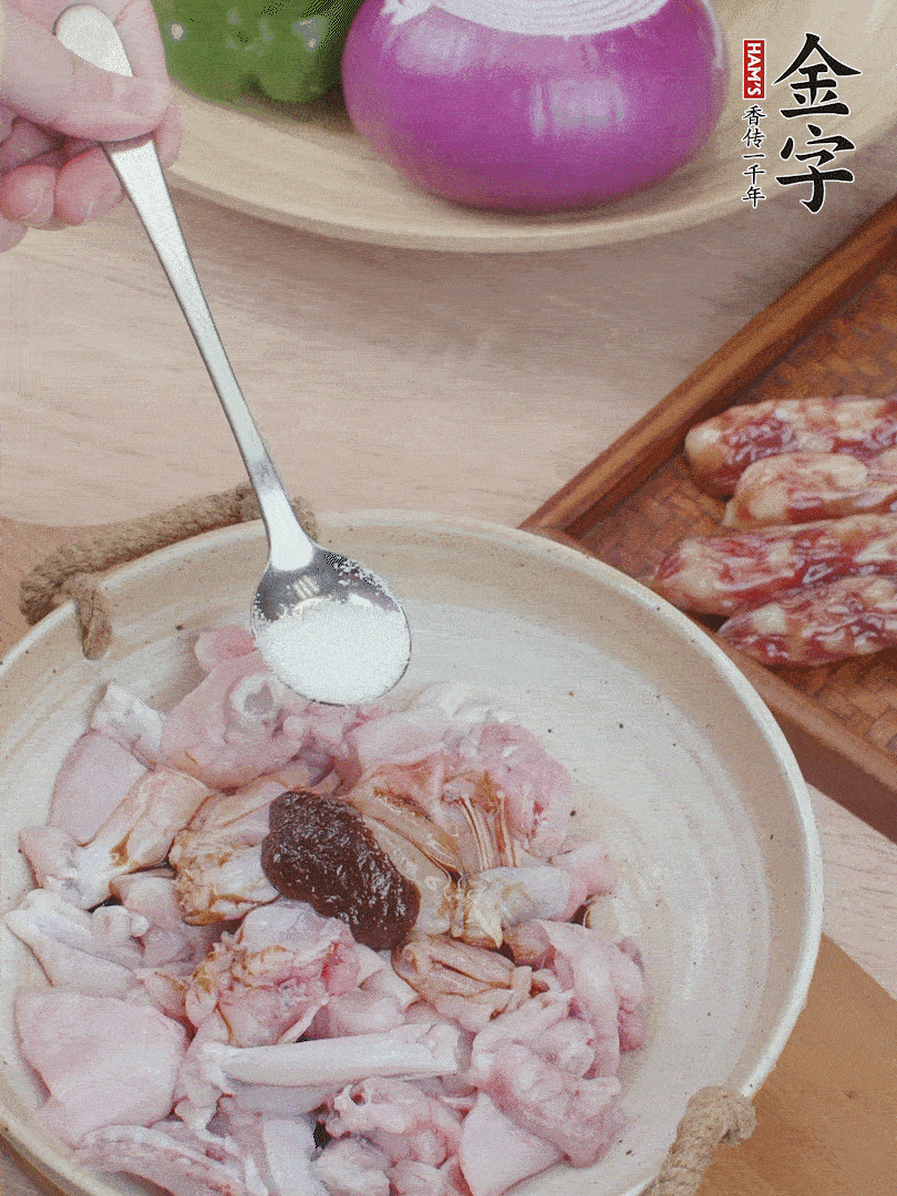 牛蛙塊加1勺柱候醬、1勺生抽、1/3勺白砂糖腌漬20分鐘。