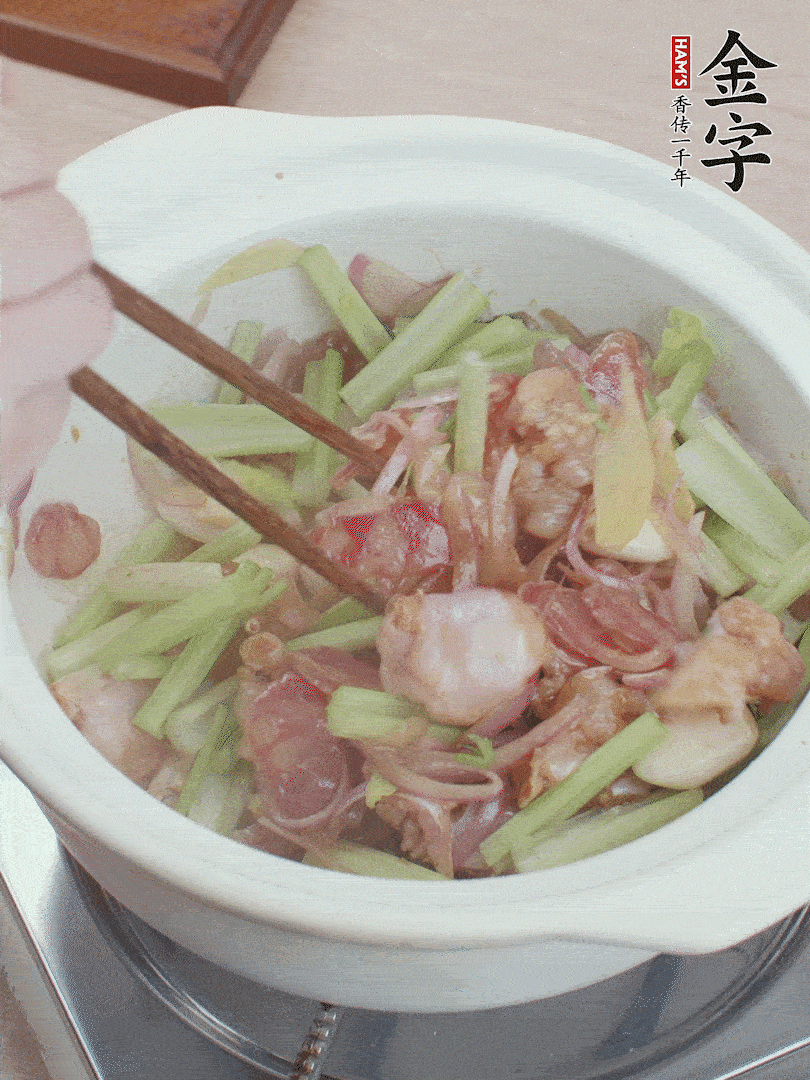 下牛蛙、芹菜、香腸翻炒。