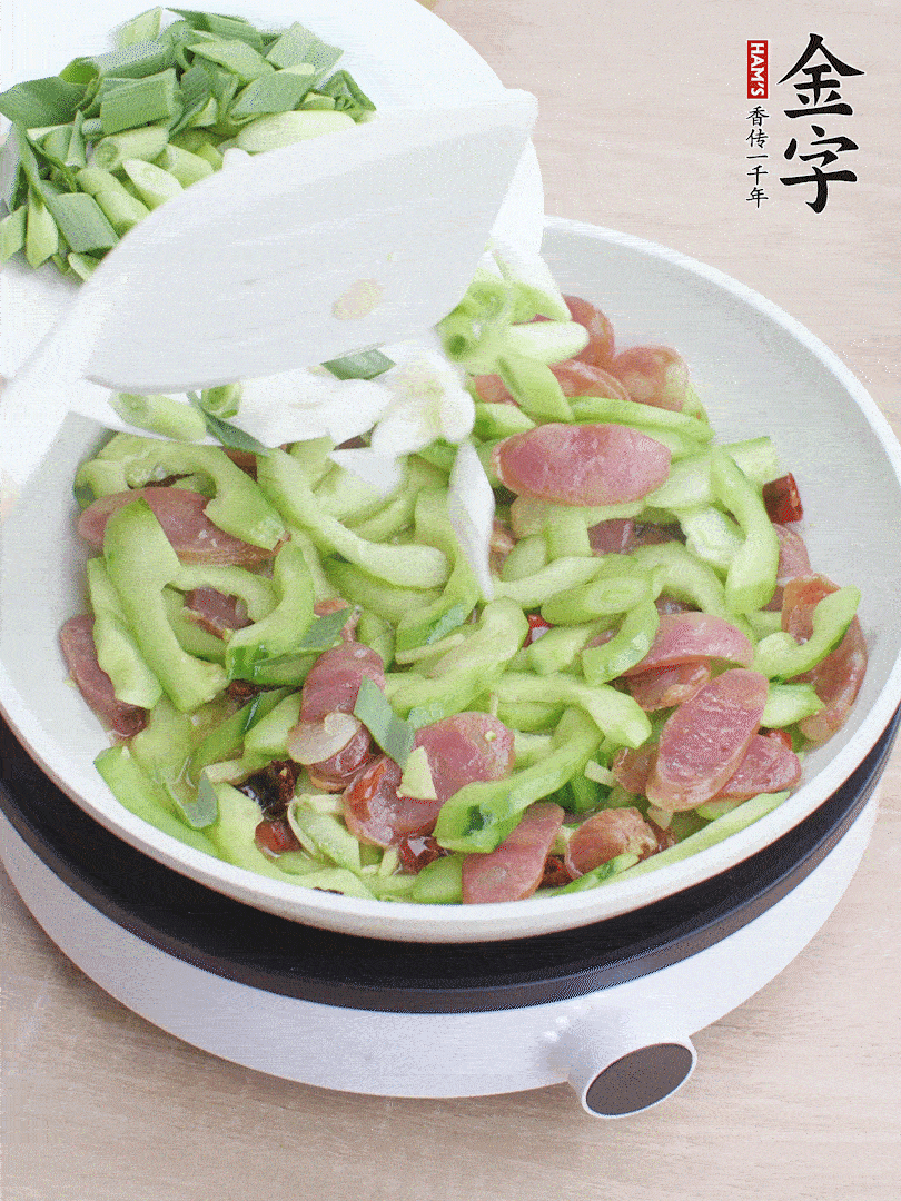 下青蒜翻炒。