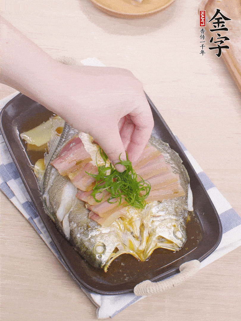 取出姜蔥，淋2勺蒸魚(yú)豉油，擺蔥絲。