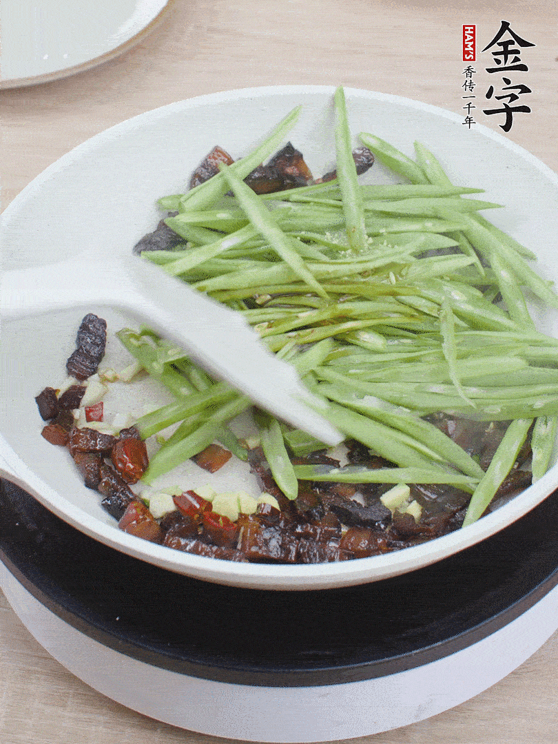 下豆角，生抽、雞精調(diào)味，炒到斷生。