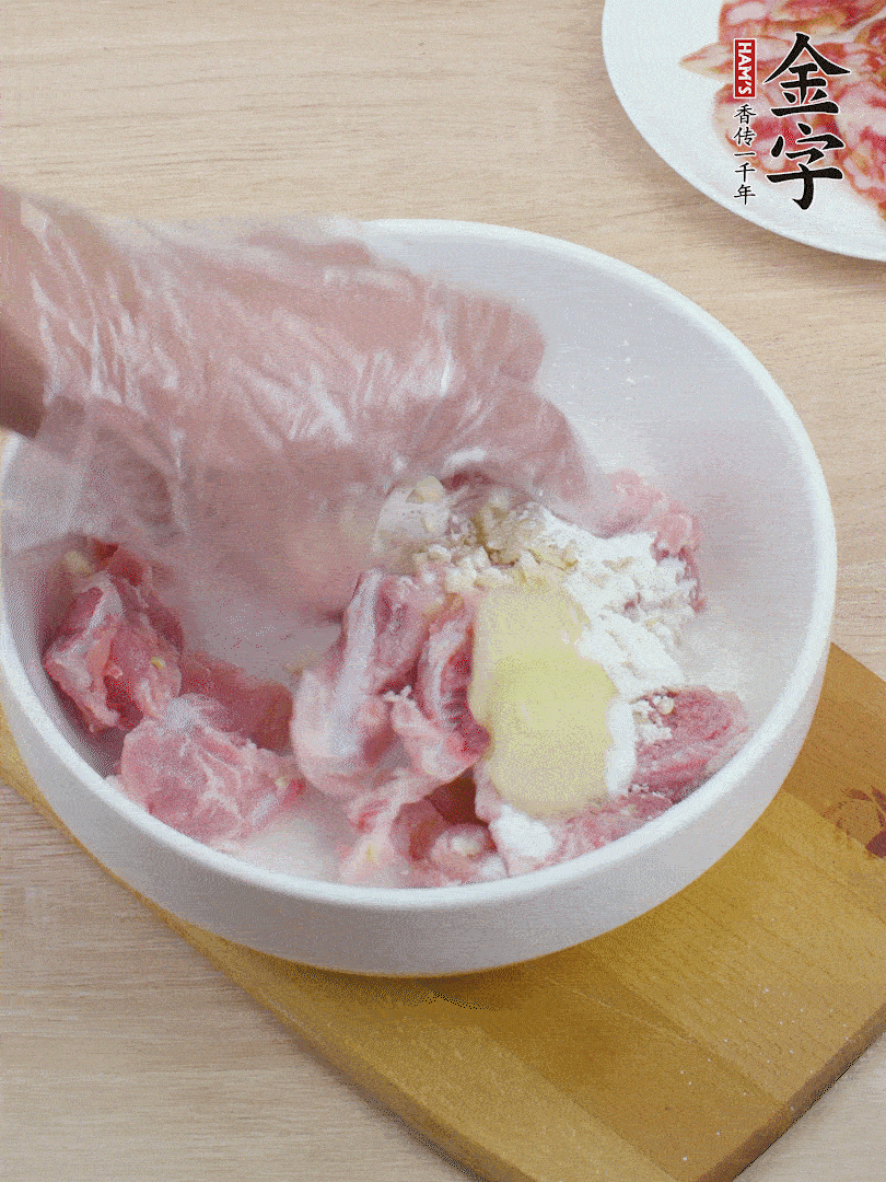 洗凈的小排，加鹽、姜、蒜末、淀粉、胡椒粉抓勻，腌制15分鐘。