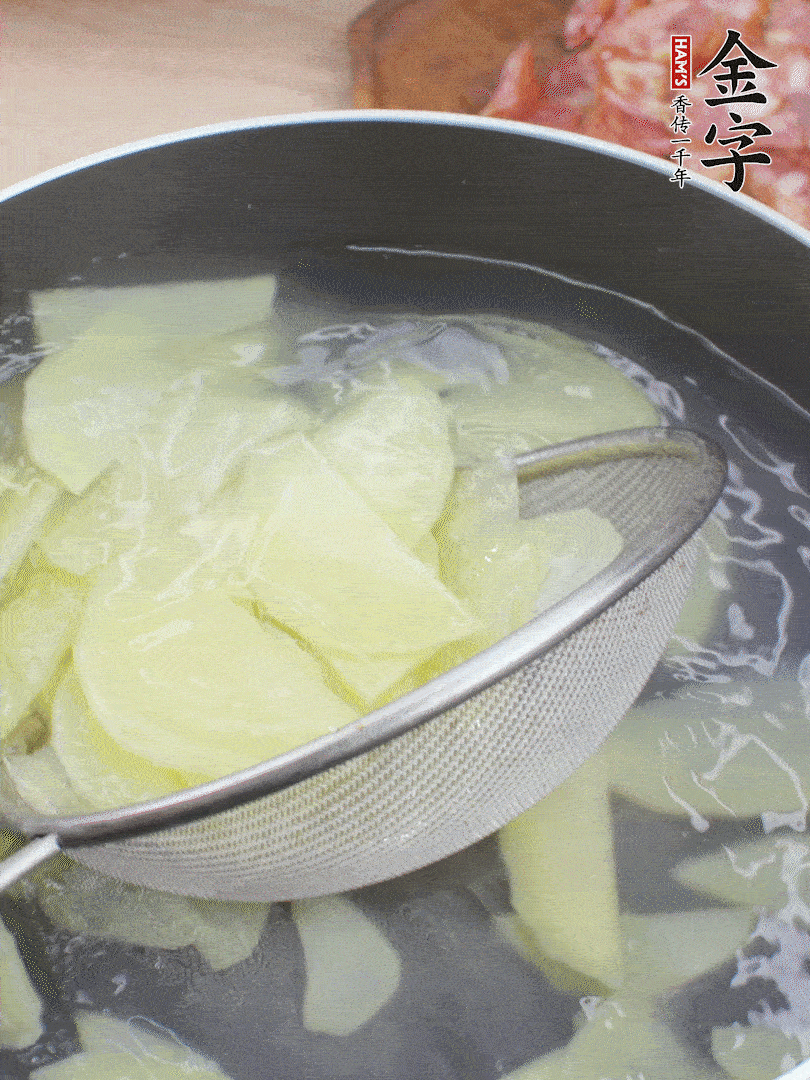 土豆去皮切片，汆燙1分鐘。香腸切薄片。