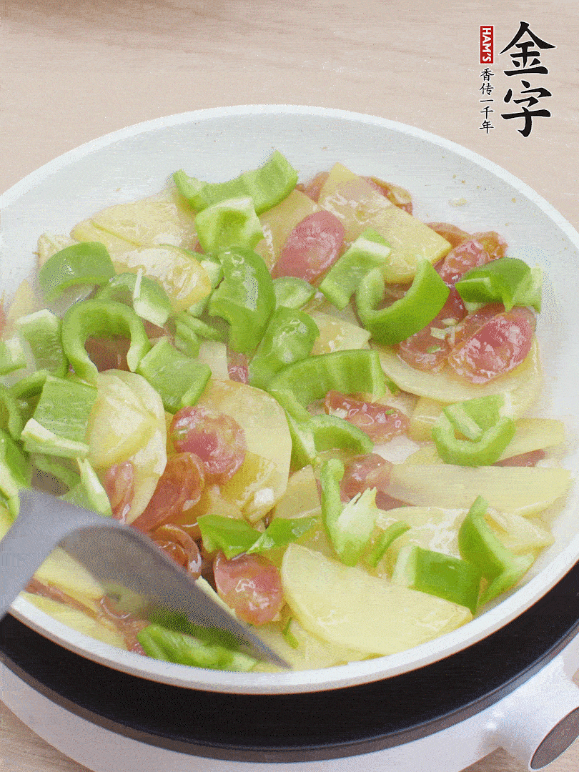 下辣椒翻炒1分鐘。