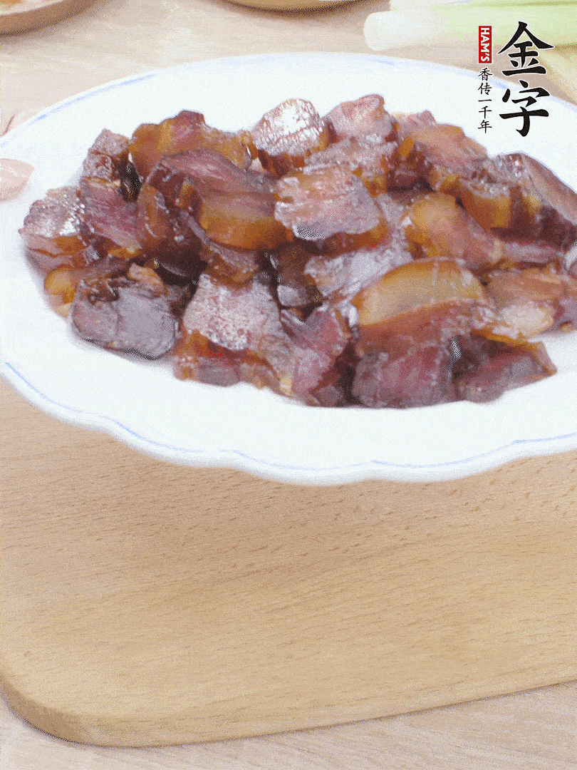 金字醬油肉水煮15分鐘，切薄片。