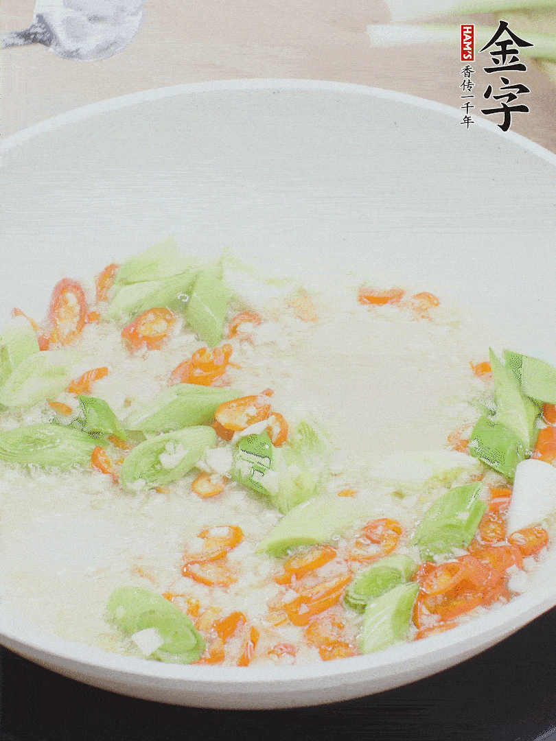 油5成熱時(shí)，下蒜末、辣椒、蒜白煸炒。