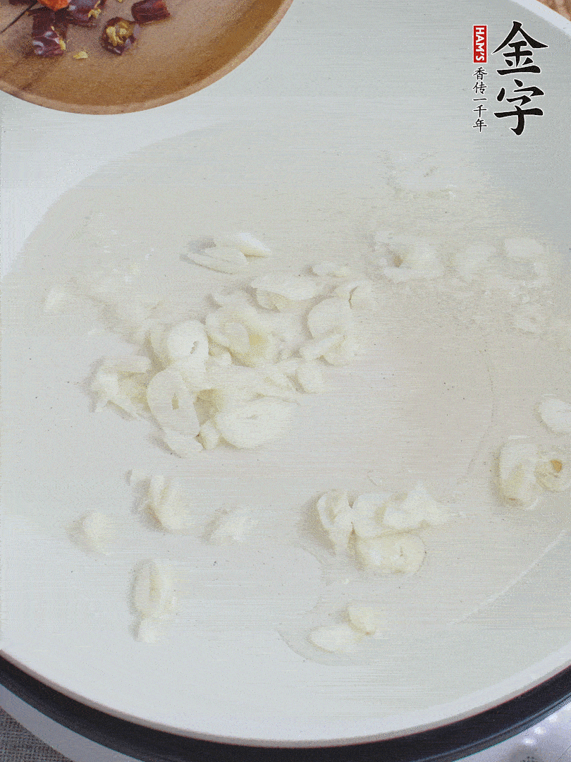 藕去皮，切成1cm見方的丁，放入清水浸泡。美人椒切圈。蒜切成末。