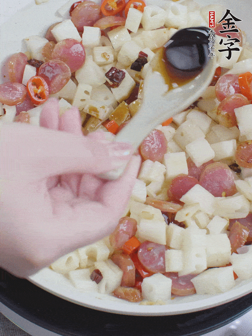 下藕丁，加生抽、香醋、白糖、鹽翻炒均勻。