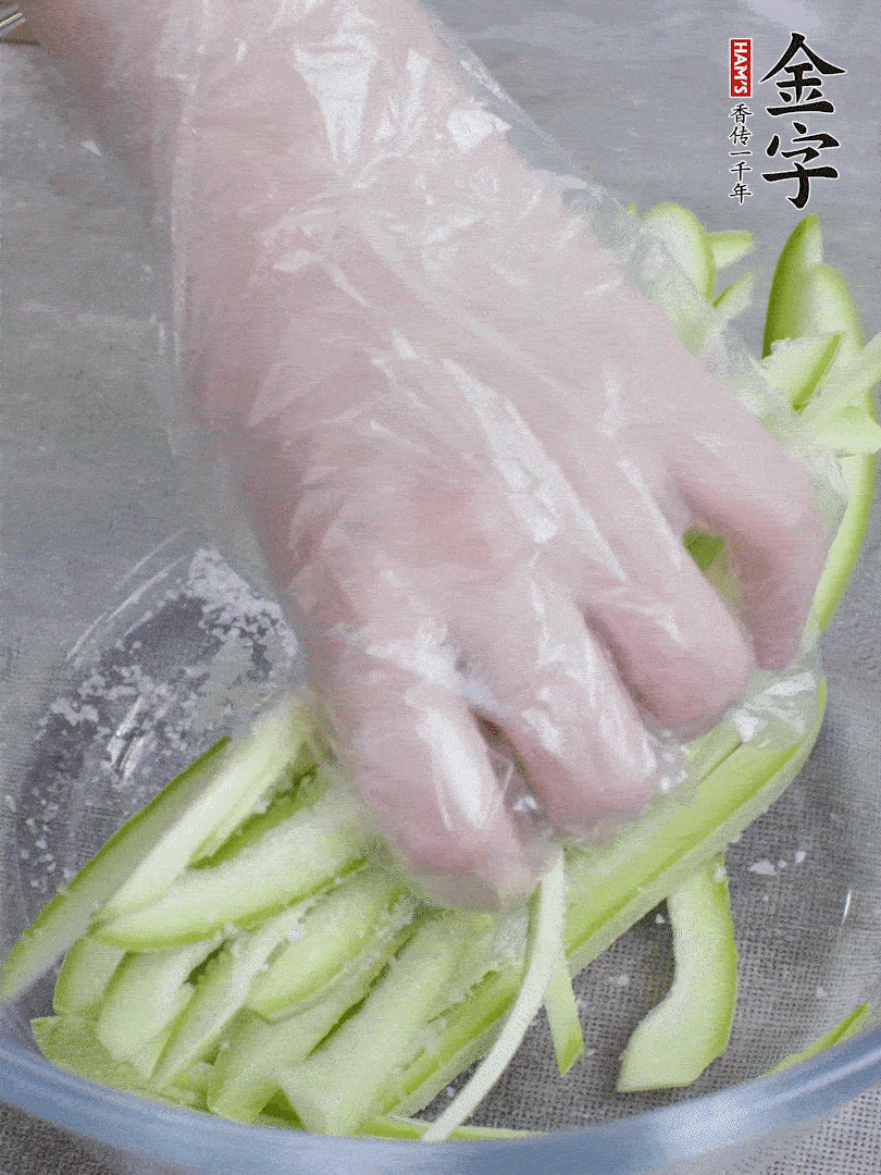 加鹽腌制15分鐘，清洗后擠干水份。