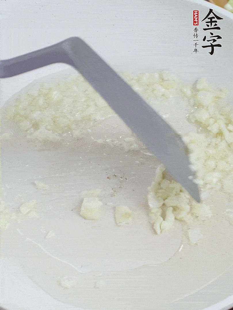 冷鍋熱油，下大蒜煎至兩面微黃。