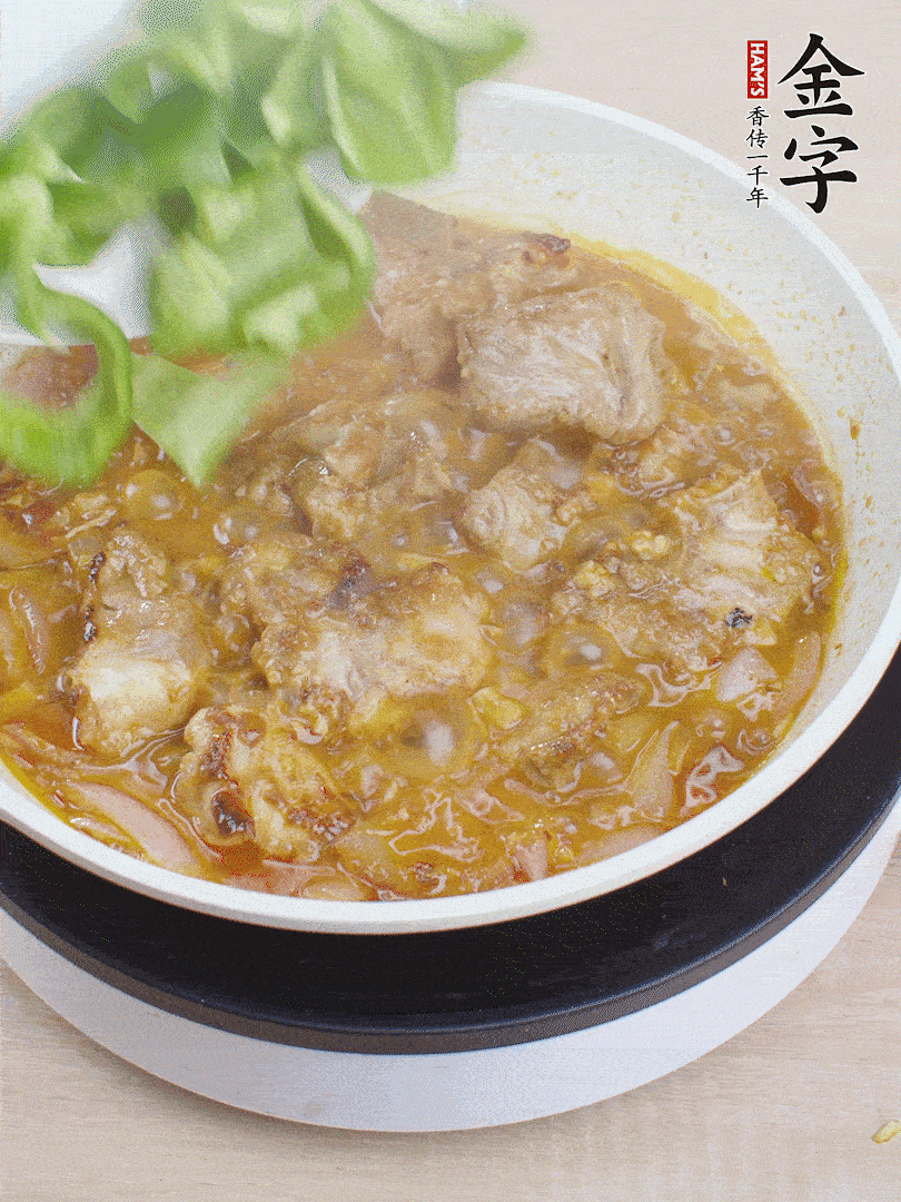 下青椒，翻炒炒至湯汁收干。