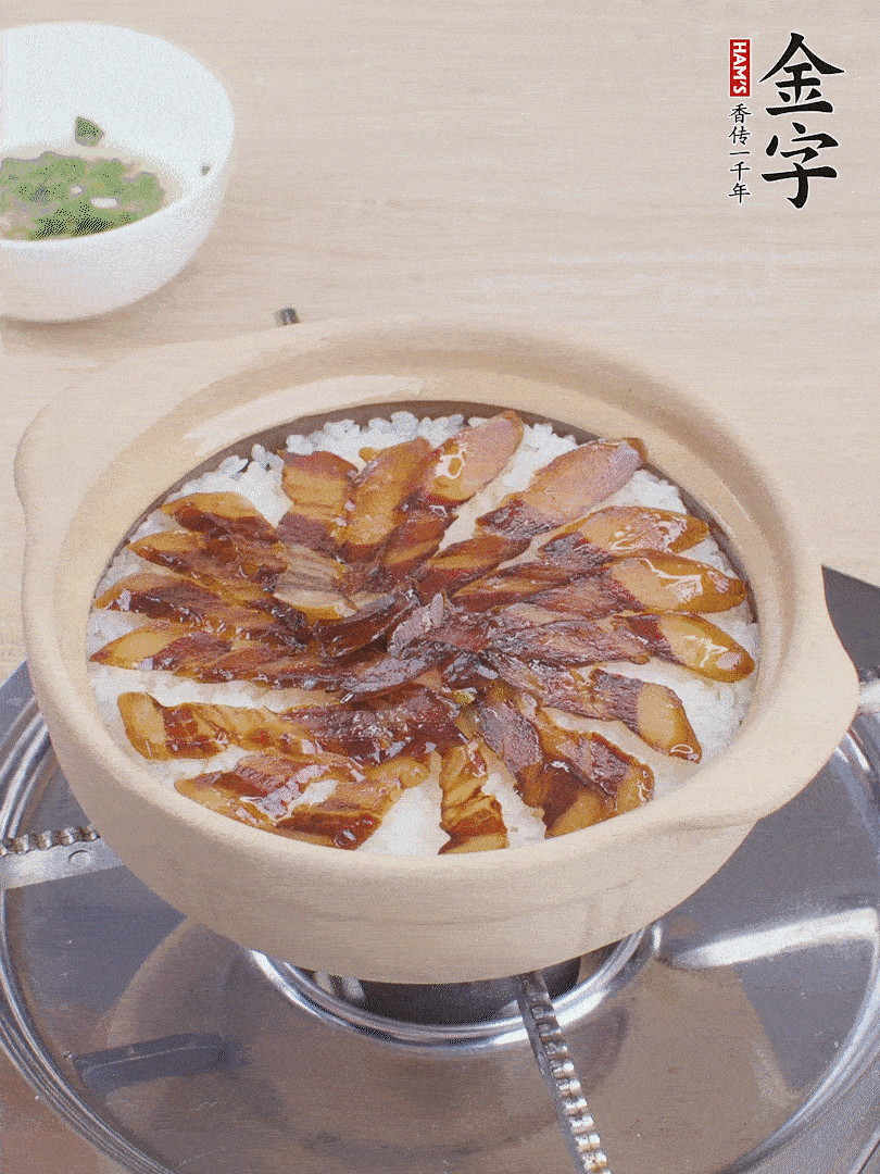 快收水時，鋪醬油肉，鍋邊淋點油，轉動砂鍋，燜煮2分鐘。