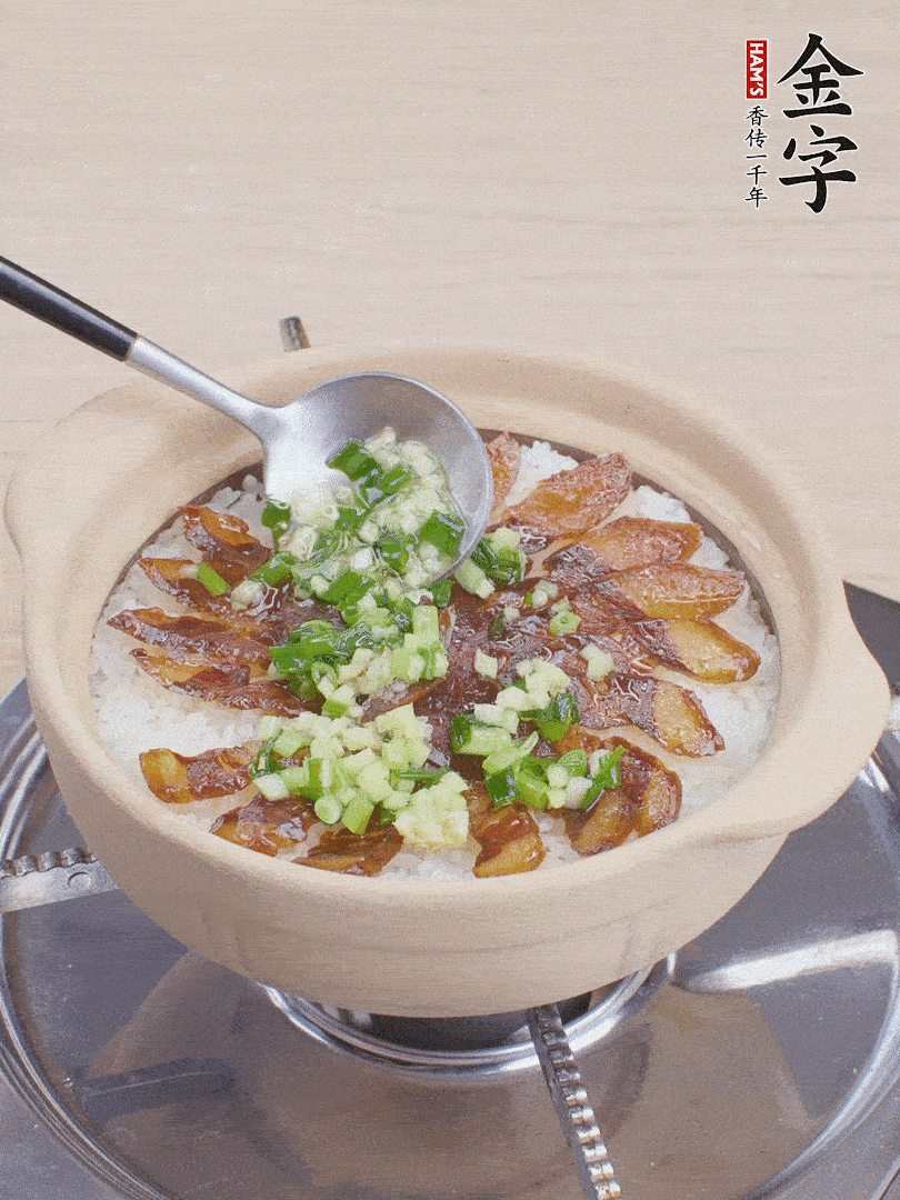 倒蔥姜醬再燜1分鐘。（也可以淋點生抽）