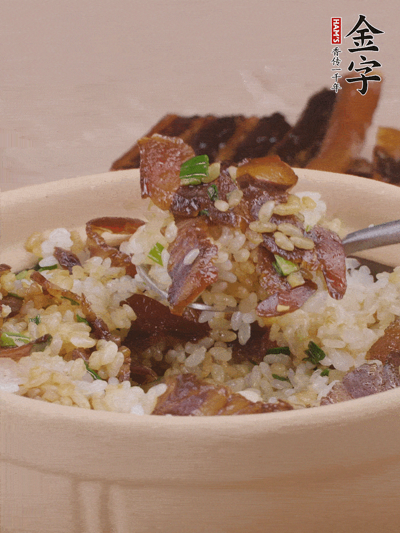 揭蓋后撒點蔥花裝飾，趁熱拌勻。