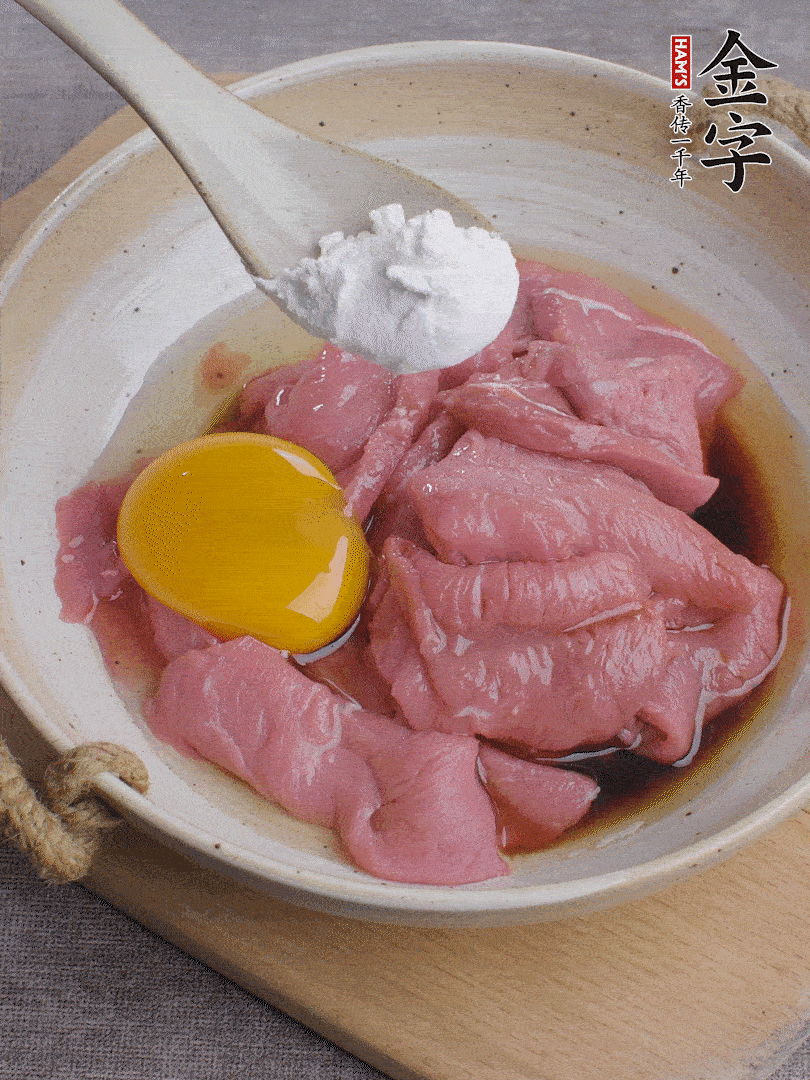 牛肉切片，雞蛋1個(gè)、水2勺、料酒1/2勺、生抽1/2勺、生粉1勺腌15分鐘。