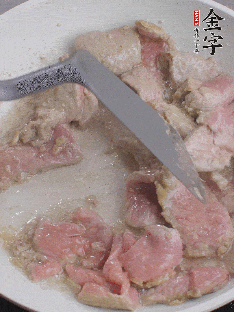 鍋中少油，下牛肉炒至變色。（盛出來）