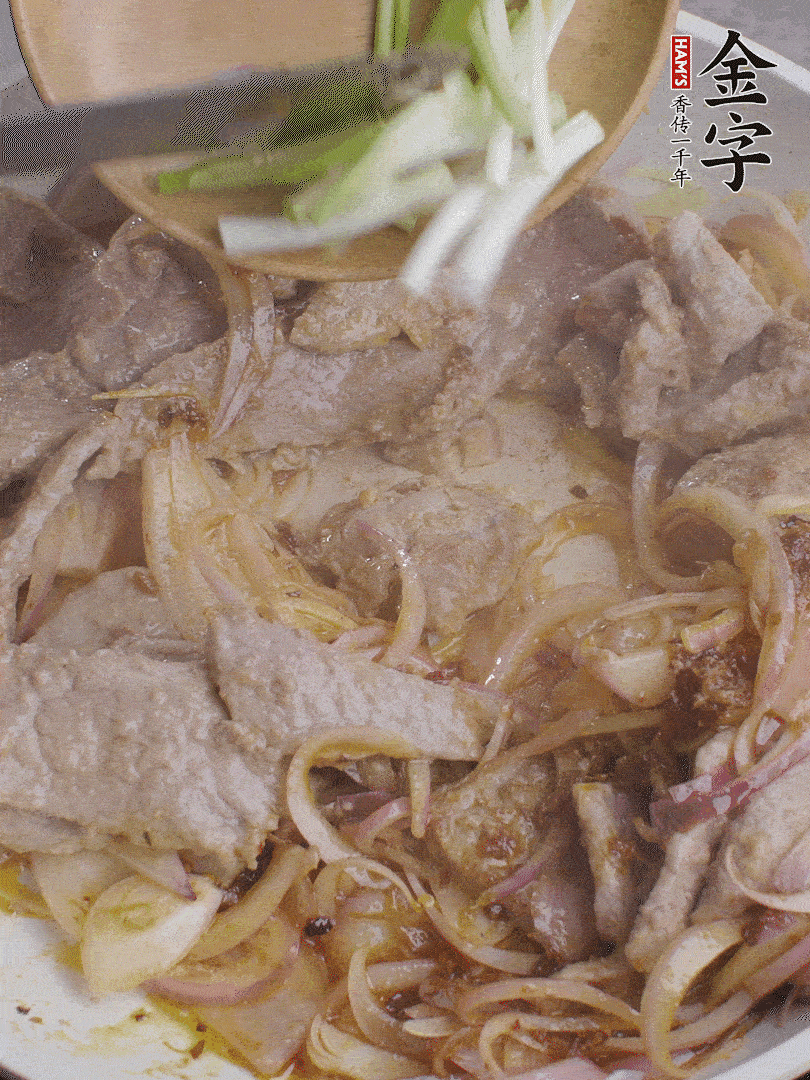 下牛肉、蔥段快炒。
