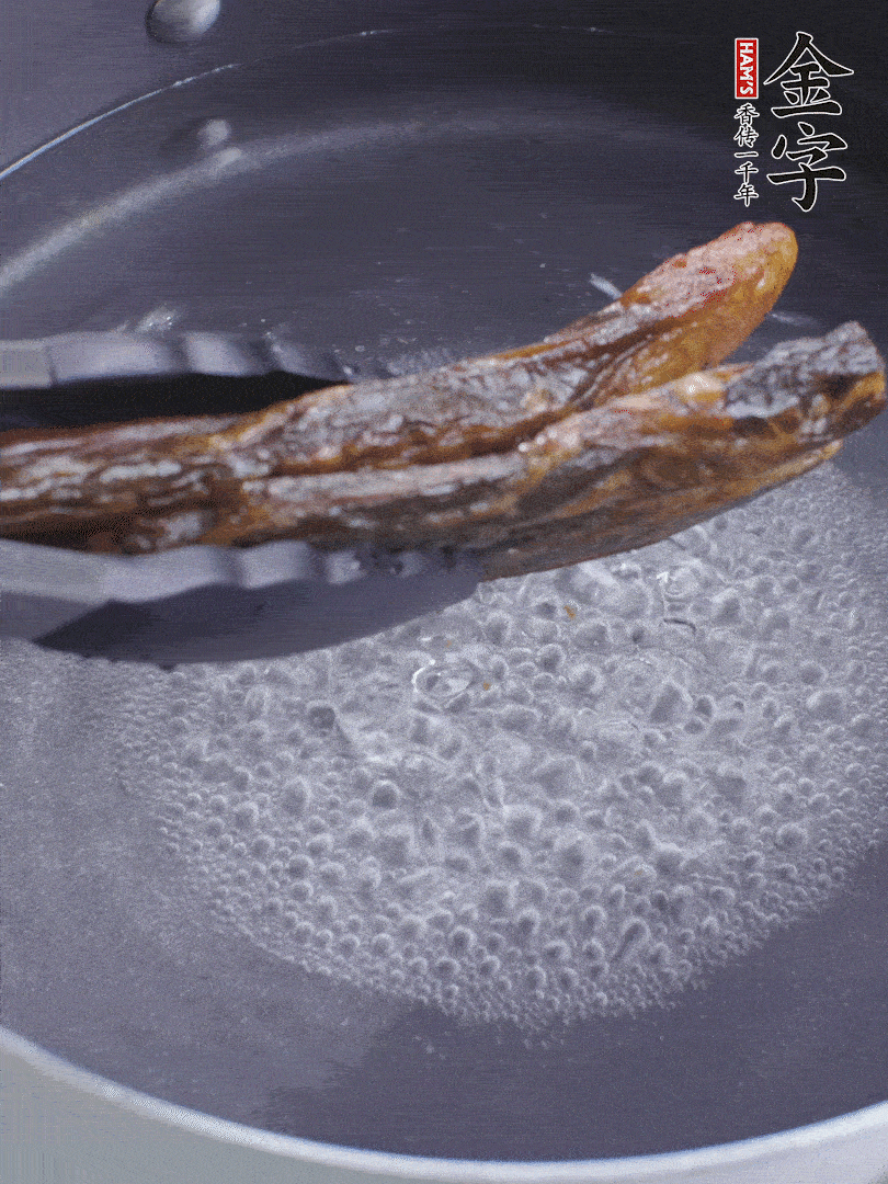 金字醬油肉水煮15分鐘，切薄片。