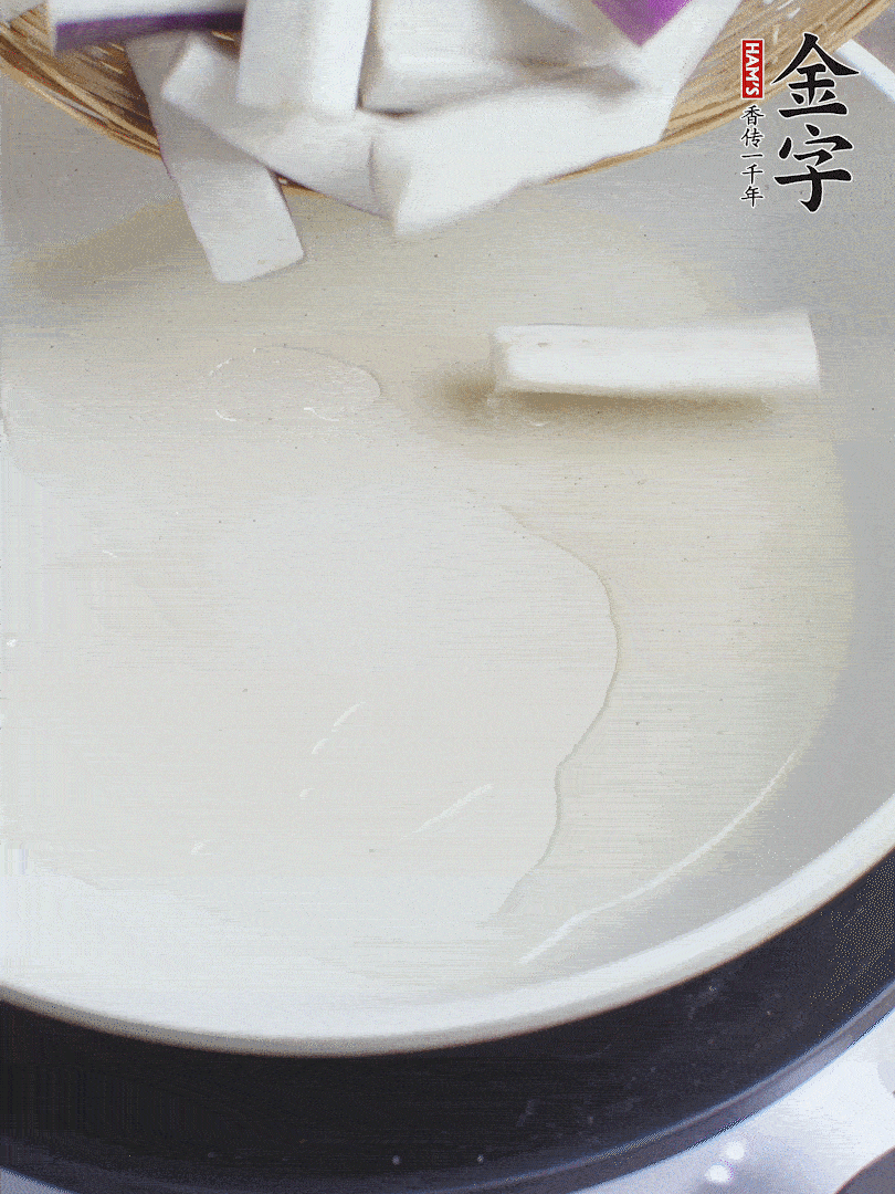 杭茄洗凈去蒂，縱向剖成4份，切成長10cm左右的段。白洋蔥切絲?？谀⑾磧羧サ舯?。紅椒切菱形片。