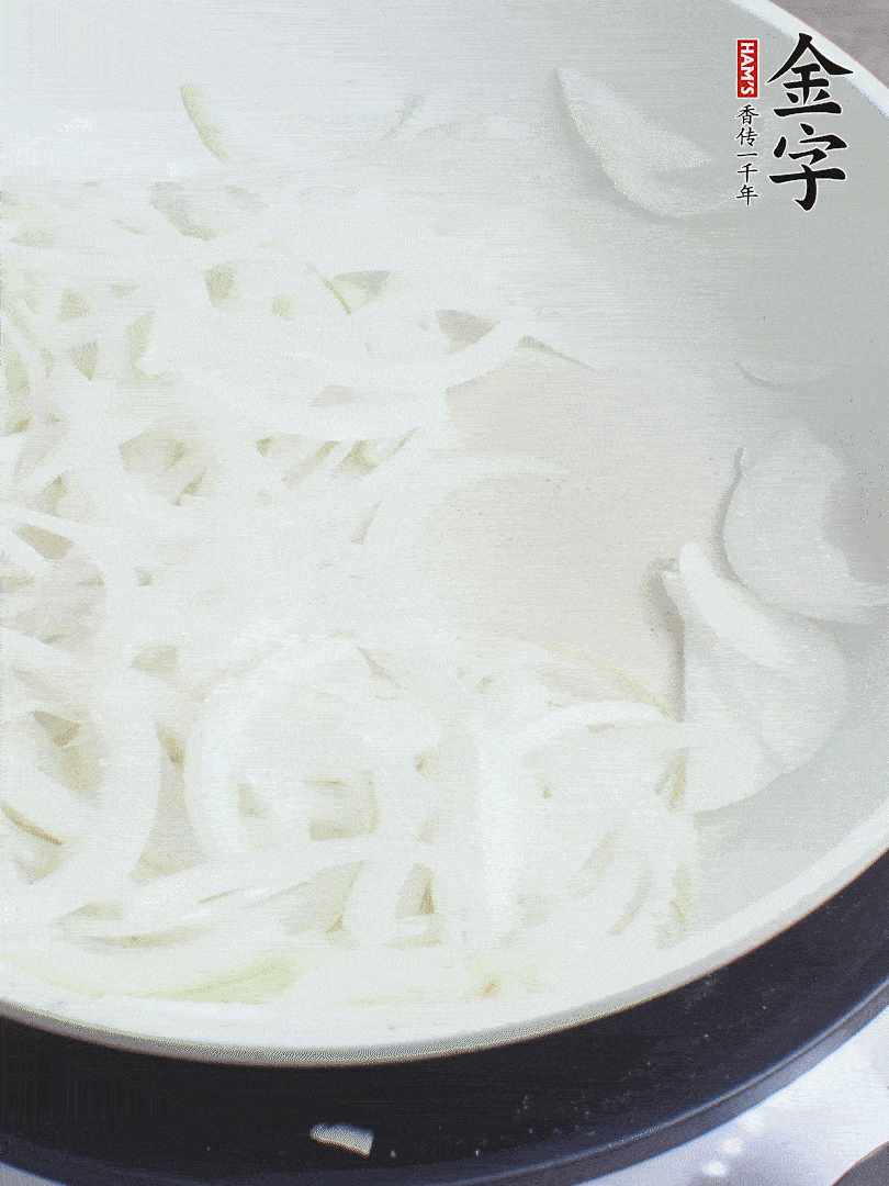 油熱下洋蔥絲、紅椒炒出香味。