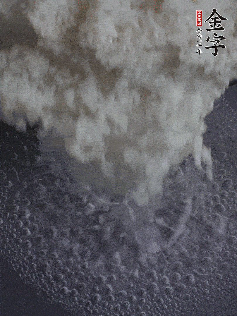 浸泡好的大米，沸水下鍋煮5分鐘，撈出瀝干。