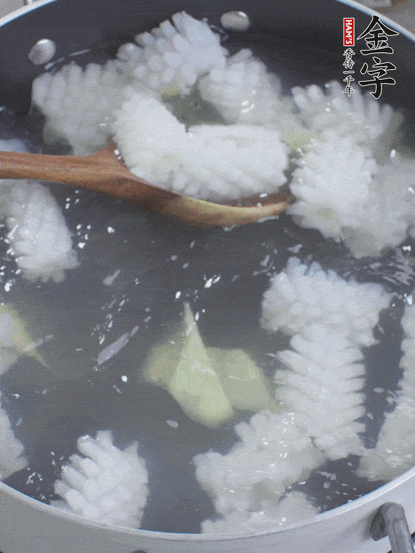魷魚解凍后，加姜片、料酒汆燙30秒。