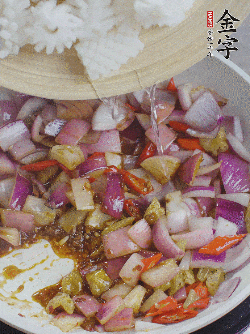 下魷魚花，2勺料酒炒勻。