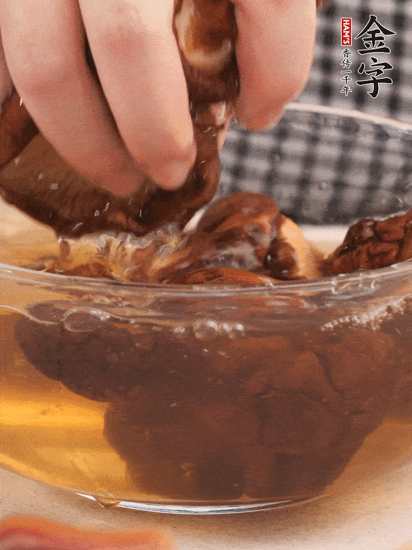 干香菇溫水泡發(fā)，去蒂洗凈切十字。