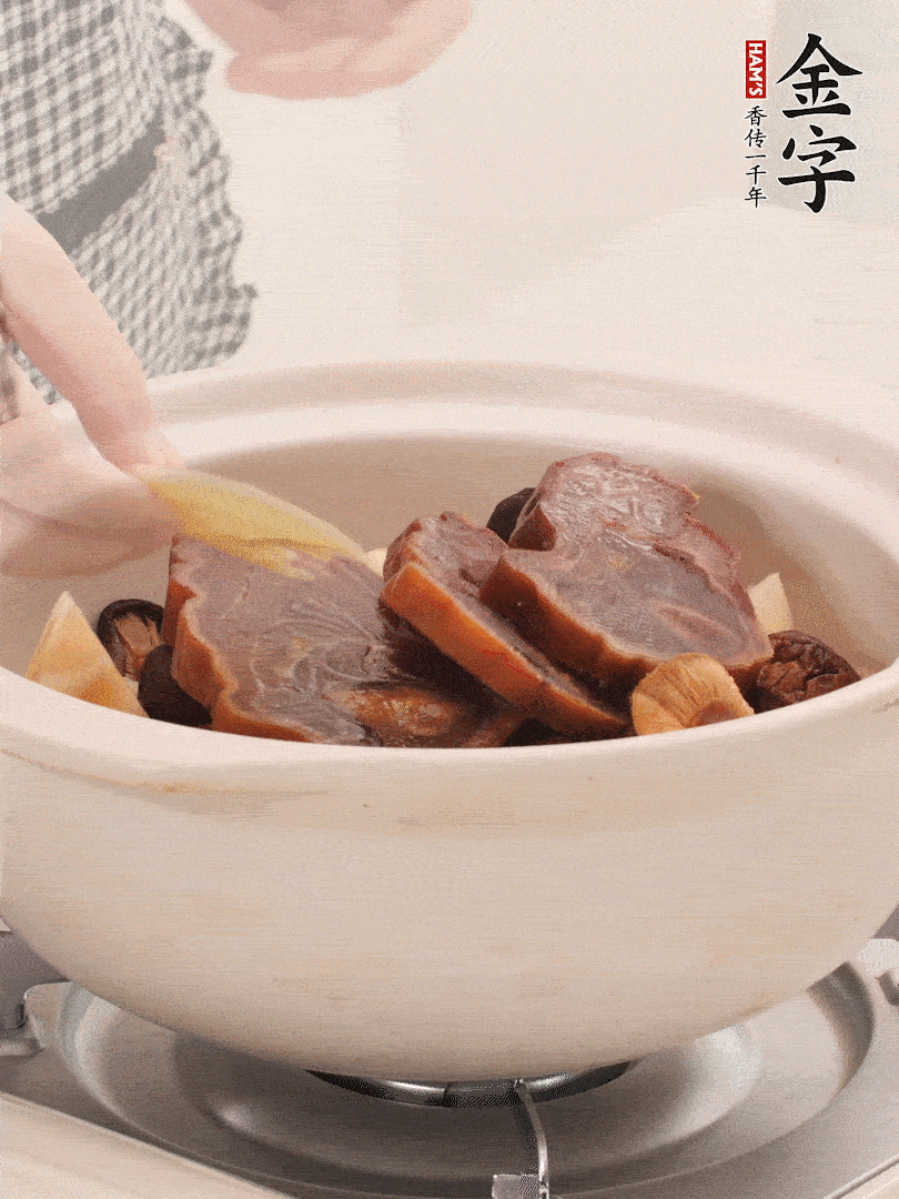 火腿、蓮藕、香菇放入砂鍋，加2片姜片，加水沒過1指。