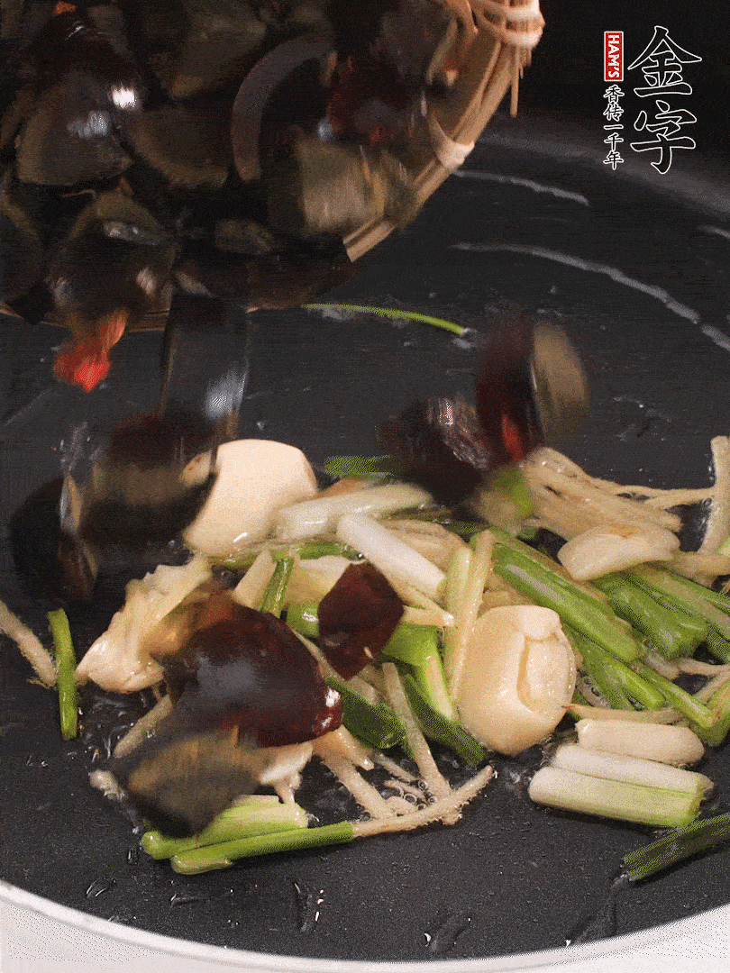 熱油爆香蔥姜，放入皮蛋翻炒至氣泡。