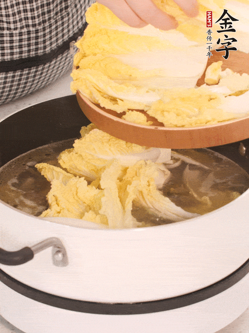 放入娃娃菜、金針菇再燉煮5分鐘。