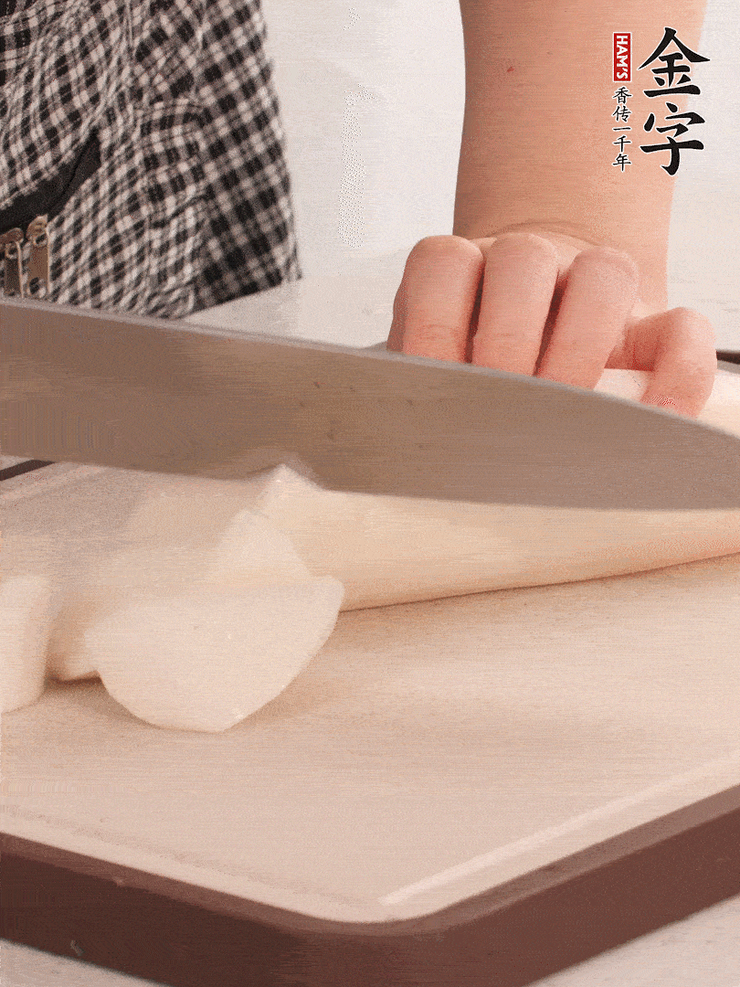 蘿卜切塊，火腿切片。