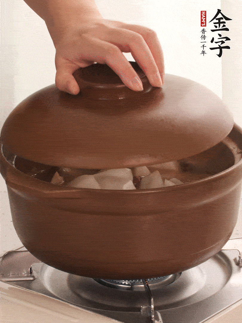 倒沒過食材的熱水，大火燒開。蓋上蓋子轉(zhuǎn)中小火，燉15-20分鐘。等蘿卜煮到喜歡的軟爛度就可以關(guān)火。