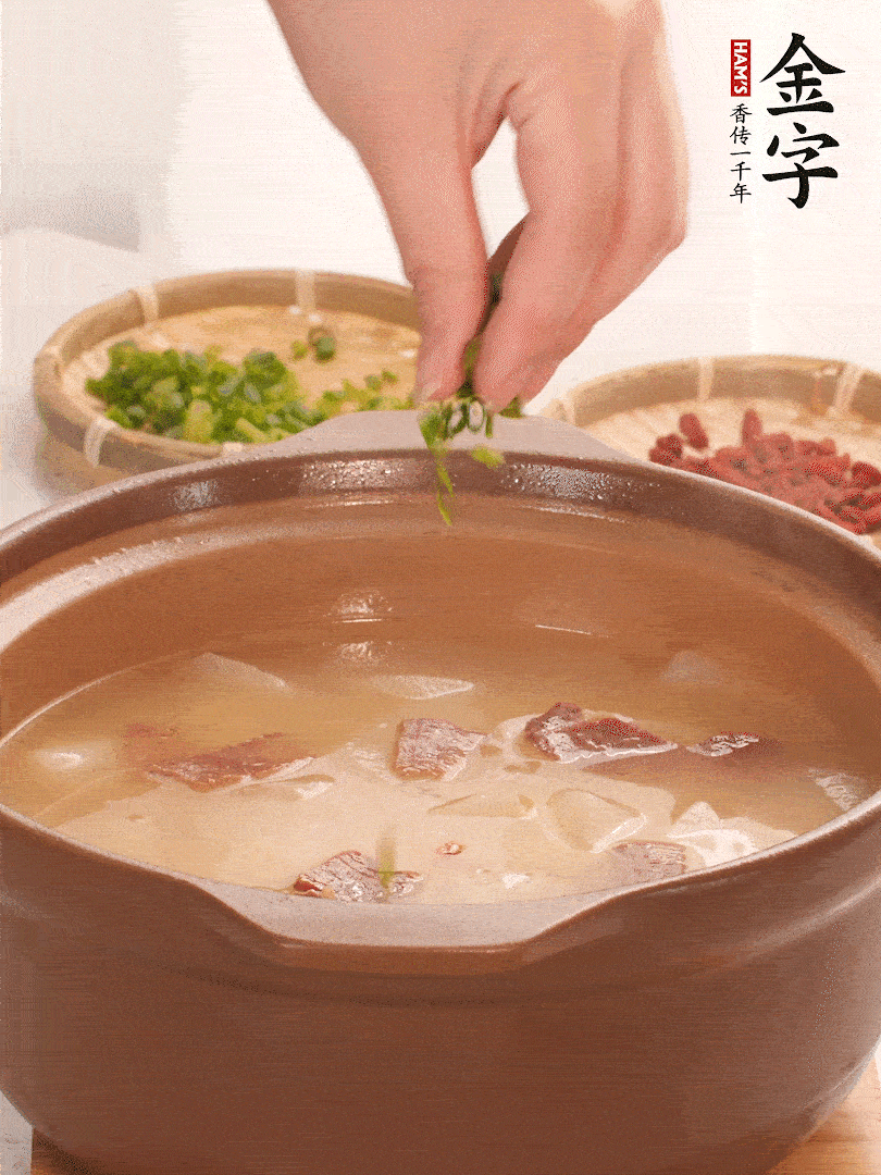 最后點綴點小蔥花、枸杞，增色提味。