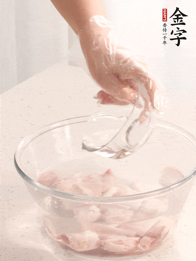 豬蹄除去雜毛、刮去油膩，斬成大塊，冷水浸泡半小時(shí)出血水，冷水下鍋，放入姜片、醋去腥，水燒開(kāi)大約2分鐘，撈出。（白醋能夠讓豬蹄更白凈）