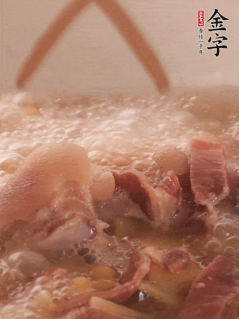 大火將水煮開(kāi)后，蓋上鍋蓋，轉(zhuǎn)小火慢燉1個(gè)半小時(shí)。