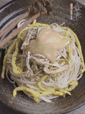 生抽1勺、醋1勺、芝麻醬1勺、金字火腿大師醬1勺。