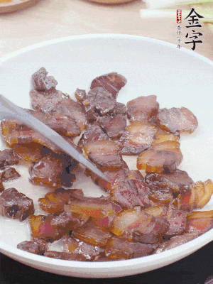 熱鍋少油，醬油肉煸出油脂，盛出。