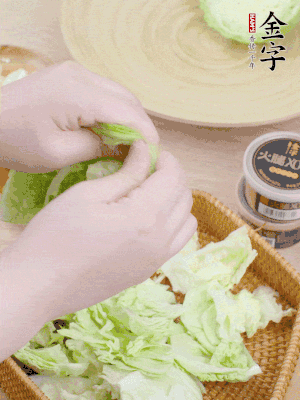 卷心菜掰成小片。