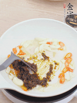 豬油下鍋，爆香蒜片、金字火腿XO醬。