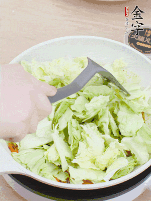下卷心菜翻炒。