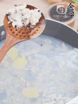 沸水下花蛤肉、姜片、料酒焯水。