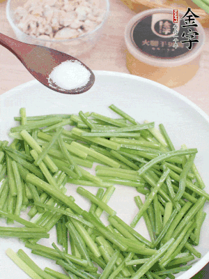 起鍋熱油，下韭菜苔炒至變色。加少許鹽。