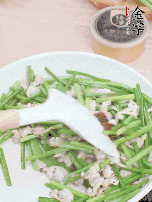 再下花蛤肉、1勺金字火腿干貝醬翻炒攪勻。