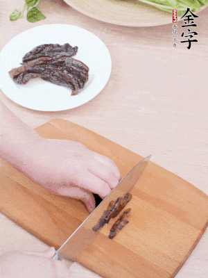 金字醬油肉下鍋煮10分鐘，切薄片。