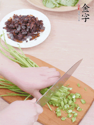 空心菜摘掉葉子，菜梗切成丁。