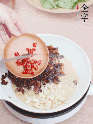 爆香蒜末、小米辣。